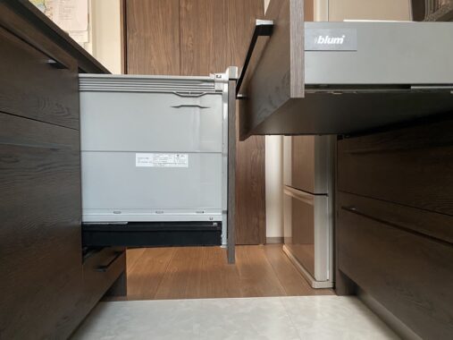 食洗機は全開で開けると干渉する