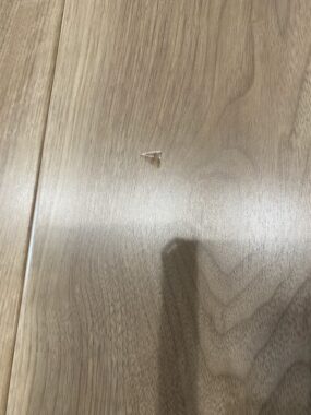 ラックが倒れてついたキズ